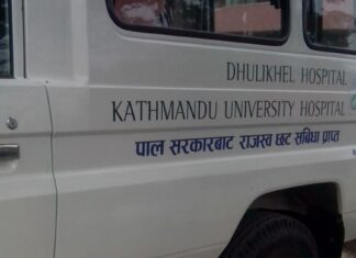 विपद्का लागि सातै प्रदेशमा चौबिसै घण्टा स्वास्थ्य सम्पर्क व्यक्ति तोक्न पत्र धुलिखेल अस्पताल लेखिएको सेतो एम्बुलेन्सको छेउको भाग