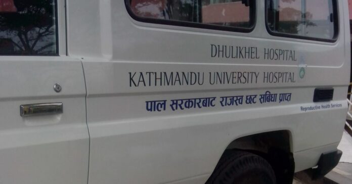 धुलिखेल अस्पताल लेखिएको सेतो एम्बुलेन्सको छेउको भाग