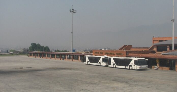 त्रिभुवन विमानस्थलको अन्तर्राष्ट्रिय टर्मिनलअगाडि उभिएका दुई बस
