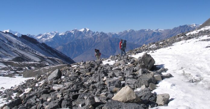 हिउँले ढाकिएको थोराङ ला हिमाली भञ्ज्याङ र पदमार्गको पुरानो सन्दर्भ तस्वीर।