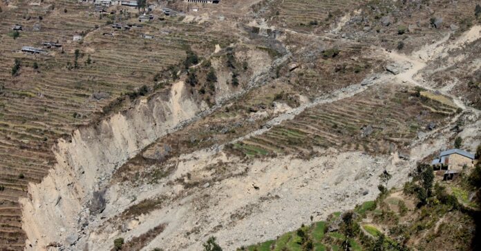 रसुवाको पहाडमा गएको ठूलो पहिरो र वरपरका बस्ती (फाइल तस्बिर)