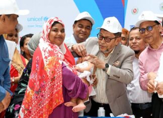 ढाकामा भिटामिन ‘ए’ प्लस अभियानमा एक बालकलाई भिटामिन ‘ए’ खुवाइँदै। (फाइल तस्बिर)
